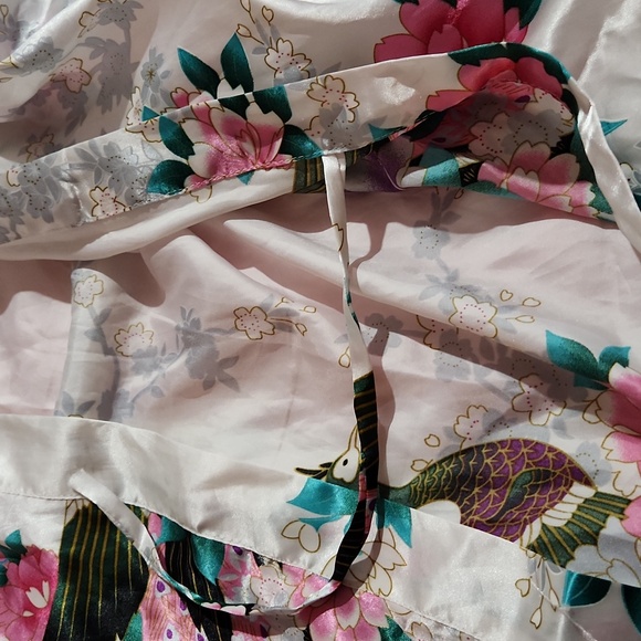 Women's White Japanese Style Robe - Picture 4 of 9